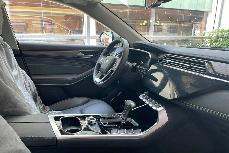 Về kích thước, Ford Territory có chiều dài x rộng x cao lần lượt là 4.580 x 1.936 x 1.674 mm, trục 2.716 mm và khoảng sáng gầm 180 mm. Khi so sánh với các đối thủ như Honda CR-V hay Mazda CX-5, Ford Territory có thông số kỹ thuật nhỉnh hơn đôi chút.