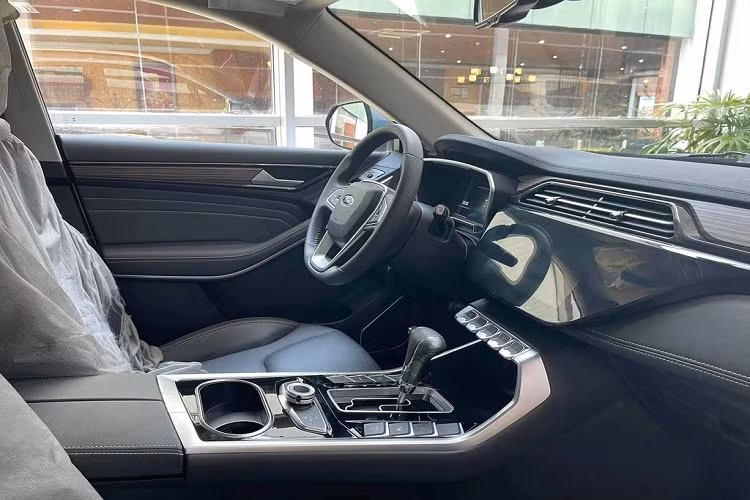 Về kích thước, Ford Territory có chiều dài x rộng x cao lần lượt là 4.580 x 1.936 x 1.674 mm, trục 2.716 mm và khoảng sáng gầm 180 mm. Khi so sánh với các đối thủ như Honda CR-V hay Mazda CX-5, Ford Territory có thông số kỹ thuật nhỉnh hơn đôi chút.