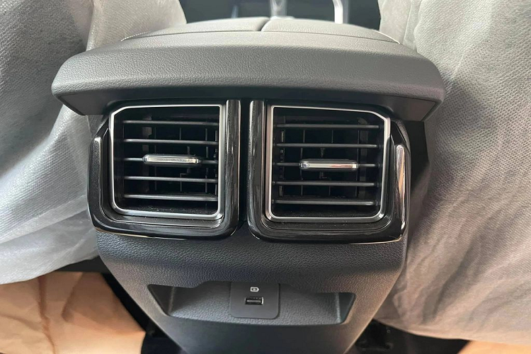 Ford Territory mang tới cái nhìn mềm mại nhờ bộ mui được vát nhẹ xuống đuôi, trụ C và D với chiều cao hạn chế. Đây có thể là một điểm cộng về thẩm mỹ của Territory nhưng ngược lại, nó khiến cho không gian hàng ghế sau của xe bị hạn chế tầm nhìn hơn đáng kể.