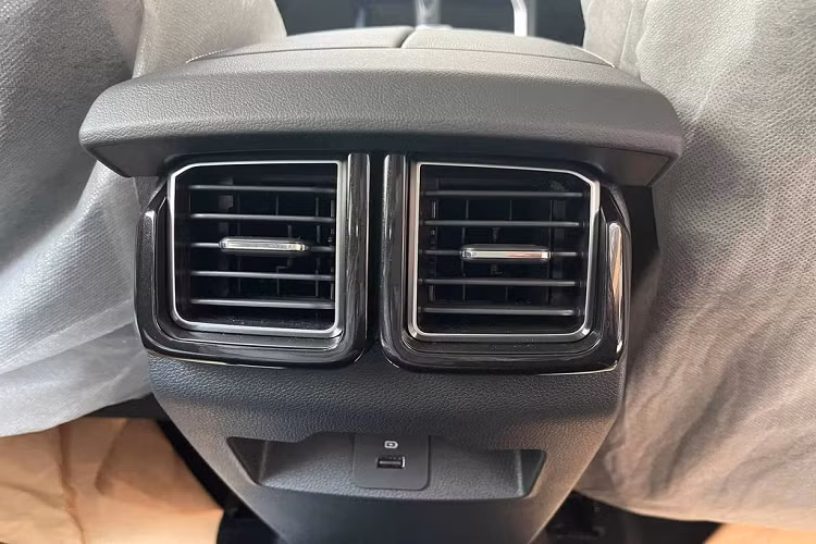 Ford Territory mang tới cái nhìn mềm mại nhờ bộ mui được vát nhẹ xuống đuôi, trụ C và D với chiều cao hạn chế. Đây có thể là một điểm cộng về thẩm mỹ của Territory nhưng ngược lại, nó khiến cho không gian hàng ghế sau của xe bị hạn chế tầm nhìn hơn đáng kể.