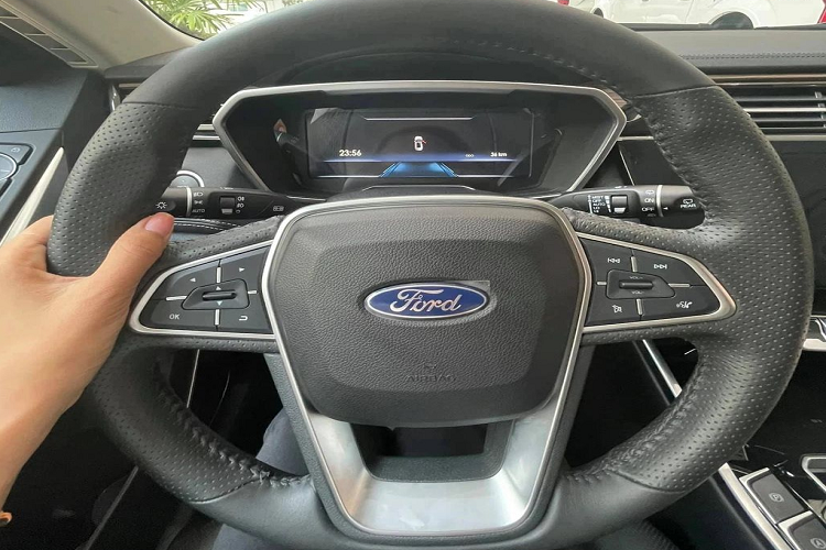 Về thiết kế ngoại thất, Ford Territory sở hữu những đường nét cơ bắp, vạm vỡ theo đúng chất xe Mỹ. Ở khu vực đầu xe, Territory nổi bật với thiết kế lưới tản nhiệt mỏng, dài và nối trực tiếp với cụm đèn chiếu sáng chính. Phía bên dưới, bộ cản của Territory to bản cùng thiết kế đèn định vị hình móc câu bao trọn cụm đèn sương mù.