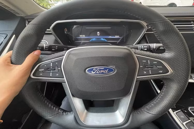Về thiết kế ngoại thất, Ford Territory sở hữu những đường nét cơ bắp, vạm vỡ theo đúng chất xe Mỹ. Ở khu vực đầu xe, Territory nổi bật với thiết kế lưới tản nhiệt mỏng, dài và nối trực tiếp với cụm đèn chiếu sáng chính. Phía bên dưới, bộ cản của Territory to bản cùng thiết kế đèn định vị hình móc câu bao trọn cụm đèn sương mù.