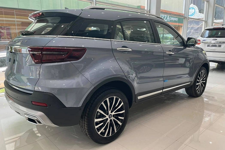 Ở bên trong, Ford Territory có phong cách thiết kế trẻ trung, hiện đại và cao cấp. Các trang bị trên xe gồm có hệ thống màn hình giải trí kích thước 10 inch có kết nối SYNC 3 và điện thoại thông minh, các cổng sạc USB, sạc không dây trên bản cao cấp, toàn bộ ghế ngồi bọc da kèm chức năng chỉnh điện ở hàng ghế trước, âm thanh 8 loa, gương chiếu hậu chống chói, điều hoàn tự động...