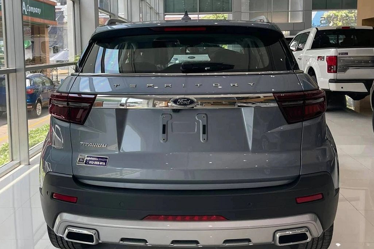 Ford Territory là mẫu SUV được nhà sản xuất định vị thay thế cho mẫu xe Escape tại một số thị trường. Tại triển lãm VMS 2019, Escape đã được Ford mang ra trưng bày với lời tuyên bố sẽ phân phối chính hãng trong năm 2020. Tuy nhiên sau khi phân tích thị trường, nhà sản xuất nhận thấy Ford Escape chưa đủ “sức nặng” để cạnh tranh với các đối thủ trong cùng phân khúc crossover hạng C. Nhìn trên góc độ thông số thì sự khác biệt giữa Territory với Escape là không nhiều và hoàn toàn có thể khoả lấp cho nhau.