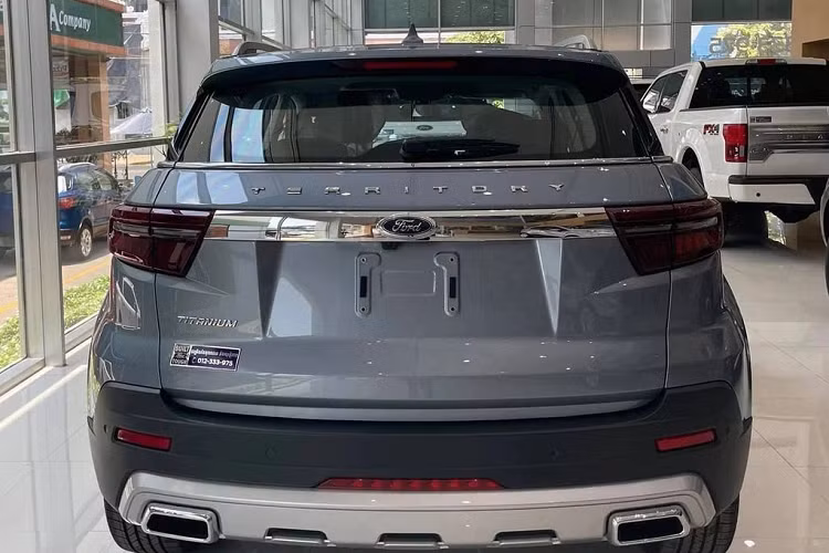 Ford Territory là mẫu SUV được nhà sản xuất định vị thay thế cho mẫu xe Escape tại một số thị trường. Tại triển lãm VMS 2019, Escape đã được Ford mang ra trưng bày với lời tuyên bố sẽ phân phối chính hãng trong năm 2020. Tuy nhiên sau khi phân tích thị trường, nhà sản xuất nhận thấy Ford Escape chưa đủ “sức nặng” để cạnh tranh với các đối thủ trong cùng phân khúc crossover hạng C. Nhìn trên góc độ thông số thì sự khác biệt giữa Territory với Escape là không nhiều và hoàn toàn có thể khoả lấp cho nhau.