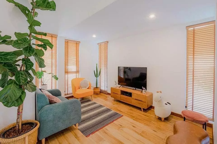 Công trình do kiến trúc sư Phan Hiển thực hiện. Anh chia sẻ, ngôi nhà được gia chủ gửi gắm rất nhiều tâm huyết. Họ mong muốn đó sẽ là tổ ấm tràn ngập hạnh phúc với 2 phòng ngủ, 2 vệ sinh, 1 khách, 1 bếp và sân vườn rộng rãi.