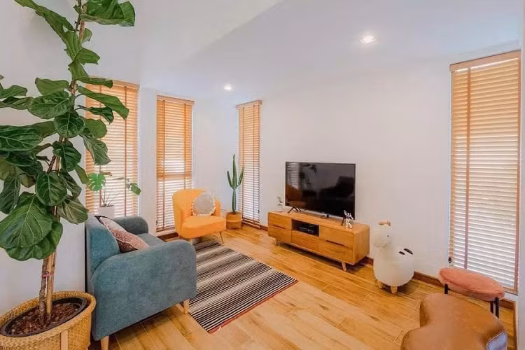 Công trình do kiến trúc sư Phan Hiển thực hiện. Anh chia sẻ, ngôi nhà được gia chủ gửi gắm rất nhiều tâm huyết. Họ mong muốn đó sẽ là tổ ấm tràn ngập hạnh phúc với 2 phòng ngủ, 2 vệ sinh, 1 khách, 1 bếp và sân vườn rộng rãi.