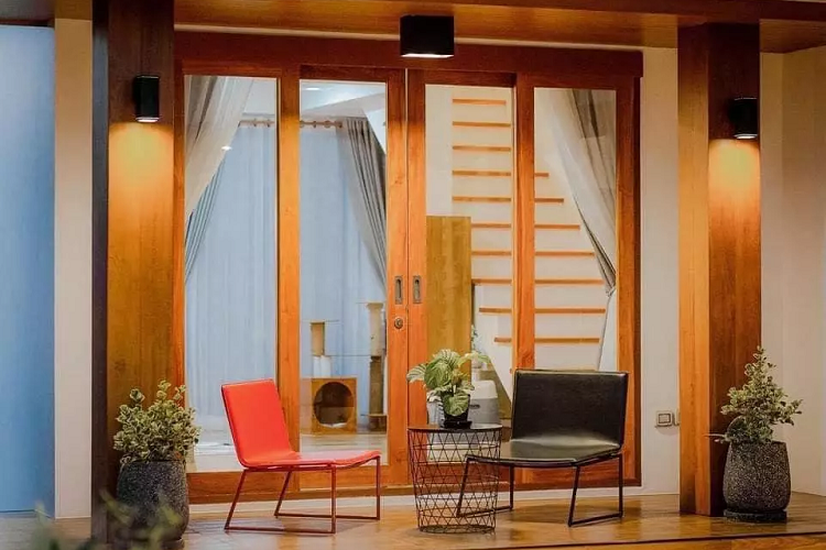 Hiên nhà vừa đủ để kê bộ bàn ghế ngoài trời, ngồi ngắm sao, hóng gió hoặc uống ly trà và cùng tận hưởng cảm giác bên nhau. Tầng lửng thành phòng ngủ phụ. Tất cả giường trong nhà đều sử dụng loại gỗ pallet gọn gàng, tiện dụng và chi phí rẻ. 