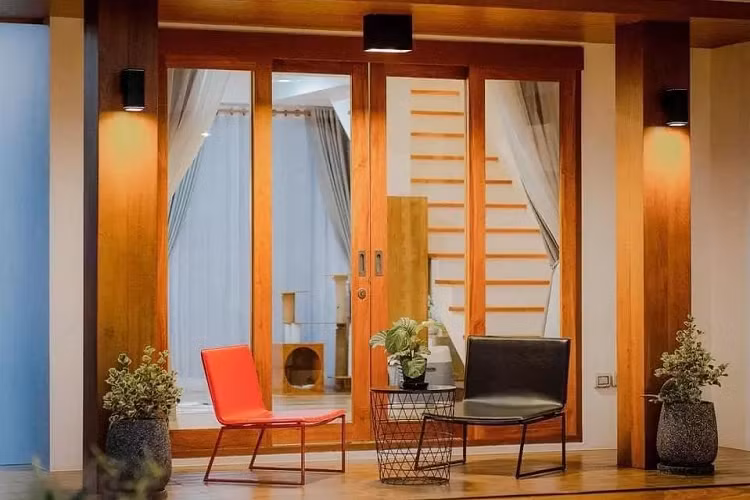 Hiên nhà vừa đủ để kê bộ bàn ghế ngoài trời, ngồi ngắm sao, hóng gió hoặc uống ly trà và cùng tận hưởng cảm giác bên nhau. Tầng lửng thành phòng ngủ phụ. Tất cả giường trong nhà đều sử dụng loại gỗ pallet gọn gàng, tiện dụng và chi phí rẻ. 