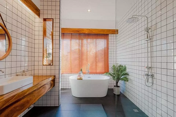 Bồn rửa mặt dương đặt trên bệ ốp đá nhân tạo vàng sắc nét. Màu xám, trắng và màu gỗ mang đến sự hài hòa và tạo hiệu ứng màu sắc đẹp.