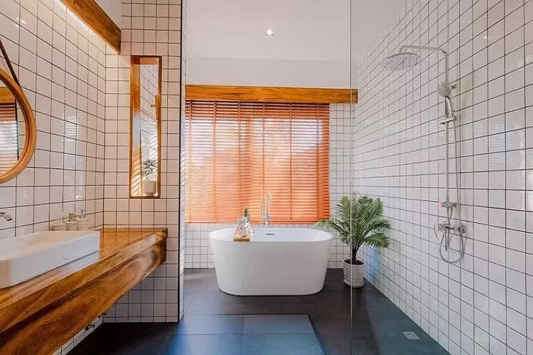 Bồn rửa mặt dương đặt trên bệ ốp đá nhân tạo vàng sắc nét. Màu xám, trắng và màu gỗ mang đến sự hài hòa và tạo hiệu ứng màu sắc đẹp.