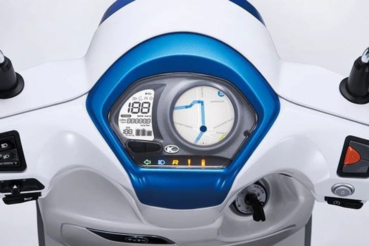 Kymco cho biết bản Like 125 EV có trọng lượng rất nhẹ chỉ 94 kg, giúp người dùng có thể dễ dàng dắt và sử dụng xe. Đồng hồ của xe là màn hình màu TFT có khả năng kết nối với điện thoại thông minh qua ứng dụng được cài đặt trên điện thoại.