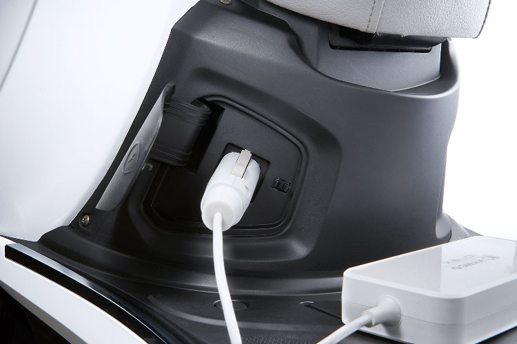 Kymco Like 125 EV giá rẻ sở hữu kích thước dài x rộng x cao nhỏ hơn so với phiên bản chạy xăng đang bán ra thị trường. Chiều cao của xe khá thấp (ở mức 790 mm) phù hợp với phụ nữ Việt Nam.