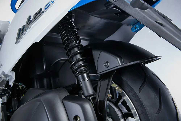 Sự đổi mới lớn nhất của Kymco Like 125 EV so với các đối thủ cùng phân khúc là hệ thống sạc pin có tên Ionex . Hệ thống có trạng thái “không bao giờ chờ đợi” (để sạc) và nó cung cấp nhiều tùy chọn sạc giúp có thể trao đổi pin trống trong vài giây.