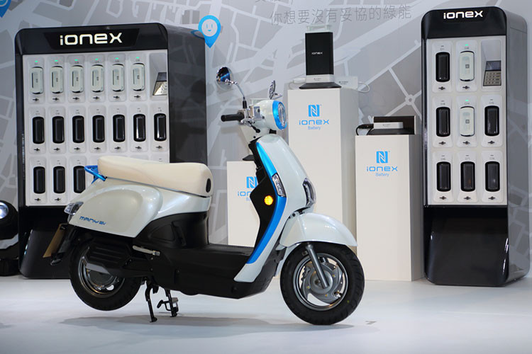 Mới đây, Kymco vừa chính thức ra mắt mẫu xe máy điện Like 125 EV, phiên bản chạy điện của mẫu xe ga Like 125 hiện đang được bán ra tại Việt Nam. Theo công bố của hãng xe Đài Loan, Kymco Like 125 EV 2022 mới có khả năng đi được 199km sau mỗi lần sạc.