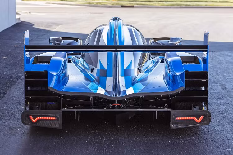 Mẫu xe được trang bị động cơ AR35TT V6 3.5 lít tăng áp kép, sản sinh công suất 600 mã lực, kết hợp với hộp số tuần tự sáu cấp Xtrac có lẫy chuyển số.