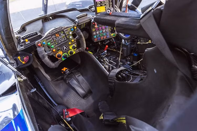 Tuy nhiên, Honda Performance Development đã bình luận về chủ đề này và cho biết họ đã thảo luận với người trả giá xe Acura ARX-05 DPi cao nhất để xác định liệu có thể đạt được thỏa thuận cho chiếc xe này hay không.