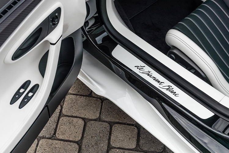 Khoang cabin của Bugatti Chiron Super Sport "Le Diamant Blanc" được hoàn thiện bởi các chất liệu cao cấp. Bộ ghế da màu trắng Blanc kết hợp Beluga Black, tạo điểm nhấn bằng những đường may tương phản hình quả trám.