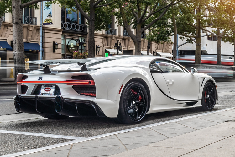 Phiên bản Bugatti Chiron Super Sport tăng tốc nhanh hơn 7% so với Chiron tiêu chuẩn. Xe chỉ mất 5,8 giây để tăng tốc 0-200 km/h và tăng lên 300 km/h trong 12,1 giây. Tốc độ tối đa giới hạn điện tử 440 km/h giống Super Sport 300+. Trên Bugatti Chiron Super Sport, hệ thống treo được tinh chỉnh với giảm chấn cứng hơn 7%, giúp xe vận hành êm ái hơn.
