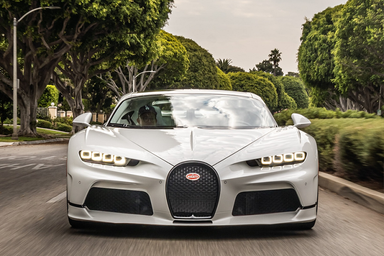 Siêu xe Bugatti Chiron Super Sport "Le Diamant Blanc" trong tiếng Pháp có nghĩa là "Viên kim cương trắng". Tên gọi này đến từ màu sơn Glacier White đặc biệt của chiếc xe. Ngoài nước sơn “hàng thửa” mẫu hypercar còn được trang bị bộ mâm Nocturne và cụm phanh gốm màu đỏ nổi bật.