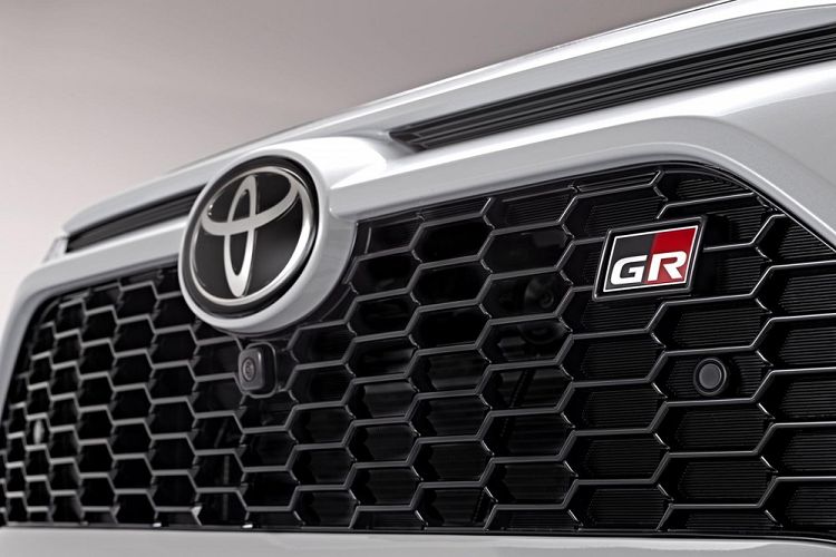 Trên lưới tản nhiệt và cửa cốp sau đều có logo "GR" để giúp khách hàng phân biệt phiên bản thể thao hơn của mẫu SUV cỡ C này