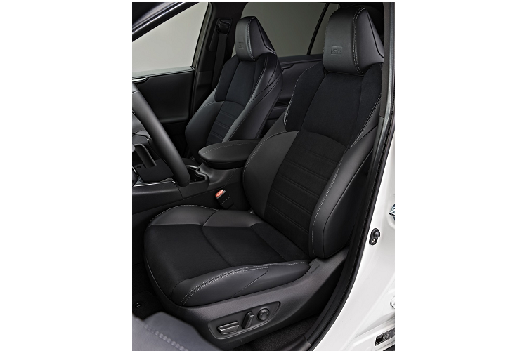 Bên trong Toyota RAV4 GR Sport 2023 xuất hiện ghế thể thao, được bọc bằng da tổng hợp pha da lộn và đi kèm chỉ khâu màu tương phản.