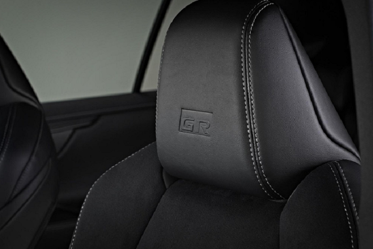 .. và tựa đầu ghế trước.