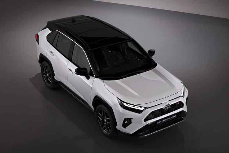 Trong năm 2021, Toyota RAV4 là mẫu SUV bán chạy nhất thế giới với doanh số tổng cộng 1,03 triệu xe, bỏ xa những đối thủ như Honda CR-V (783.000 xe), Hyundai Tucson (558.000 xe), Mazda CX-5 (400.000 xe) và Kia Sportage (393.000 xe). Với sự xuất hiện của phiên bản GR Sport, mẫu SUV cỡ C này hứa hẹn sẽ thêm hút khách.
