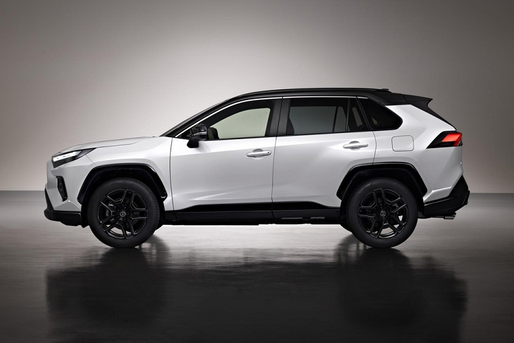 So với bản thường, Toyota RAV4 GR Sport 2023 có những đặc điểm nhận dạng như bộ vành hợp kim 19 inch với thiết kế 5 chấu kép, sơn màu đen hầm hố.