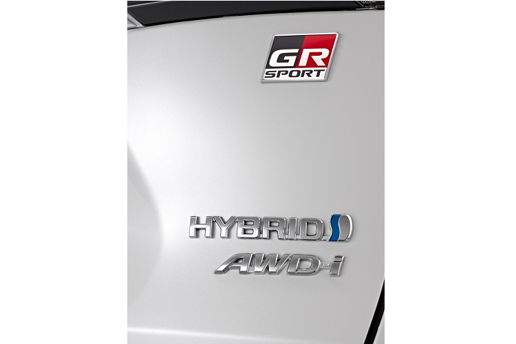 Khi mua Toyota RAV4 GR Sport 2023, khách hàng châu Âu có thể chọn 1 trong 2 động cơ. Thứ nhất là hệ truyền động hybrid, bao gồm máy xăng 4 xi-lanh, dung tích 2.5L, tạo ra công suất tối đa 219 mã lực.