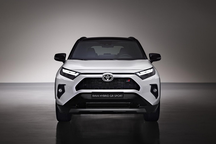 Tương tự những người anh em cùng thương hiệu, RAV4 GR Sport sở hữu thiết kế nội - ngoại thất thể thao hơn và hệ thống treo cải tiến do bộ phận Toyota Gazoo Racing phát triển. Từ trước đến nay, RAV4 chưa bao giờ là mẫu SUV thể thao nhưng Toyota cho rằng có thể thay đổi điều đó bằng phiên bản GR Sport.