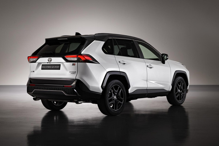 Tiếp đến là những chi tiết ngoại thất màu đen khác như cản trước, hốc đèn sương mù, nẹp hốc bánh, nẹp sườn xe, ốp gương chiếu hậu, nóc, viền bao quanh đèn hậu và cản sau.