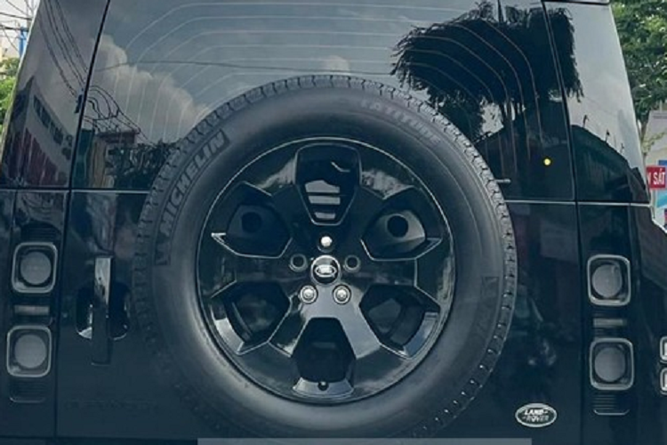 Hiện tại, giá xe Land Rover Defender tại Việt Nam bắt đầu từ 5,8 tỷ cho bản tiêu chuẩn cho đến 7,64 tỷ đồng dành cho bản Land Rover Defender X nhưng chưa rõ, khách mua xe Land Rover Defender X Black Edition phải chi ra bao nhiêu tiền để sở hữu.