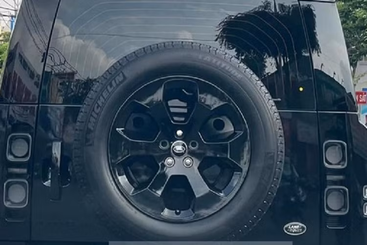 Hiện tại, giá xe Land Rover Defender tại Việt Nam bắt đầu từ 5,8 tỷ cho bản tiêu chuẩn cho đến 7,64 tỷ đồng dành cho bản Land Rover Defender X nhưng chưa rõ, khách mua xe Land Rover Defender X Black Edition phải chi ra bao nhiêu tiền để sở hữu.