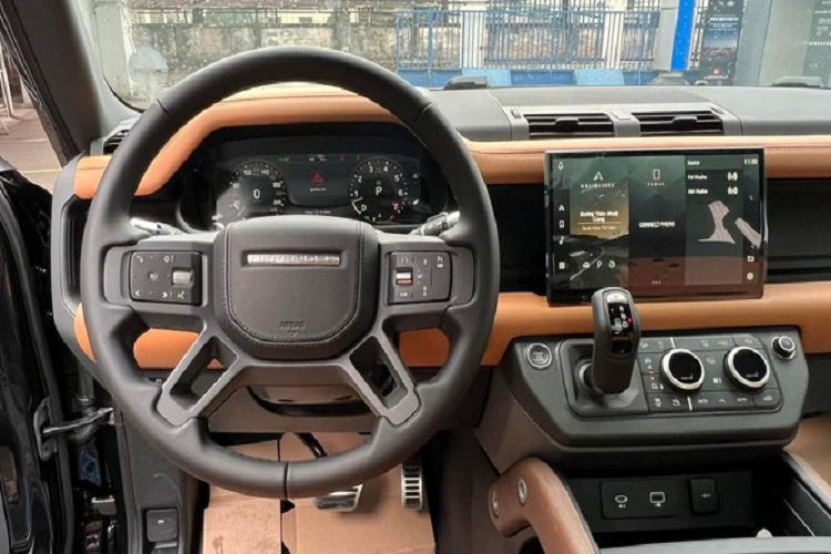 Chưa hết, xe còn đi kèm bộ mâm 6 chấu đơn, kích thước 20 inch khá lạ mắt, trước đó, các biến thể xe Land Rover Defender X tại Việt Nam hay được nhìn thấy đi cùng la-zăng 5 chấu. Xe có thêm bánh dự phòng gắn phía sau cũng được hoàn thành màu đen, đi kèm các bộ mâm là lốp 4 mùa của hãng Michelin không phải kiểu lốp địa hình nên sẽ êm hơn khi di chuyển.