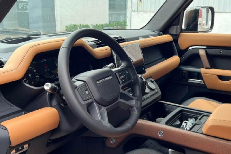 Ngoài những khác biệt trên, chiếc SUV việt dã Land Rover Defender X Black Edition biển ngũ quý 2 vẫn có nhiều tùy chọn chỉ có trên bản cao cấp nhất như hệ thống đèn chiếu sáng ma trận Matrix LED, phần đuôi xe có đèn hậu màu trắng, thay vì màu đỏ như các bản khác và chi tiết cuối cùng là móc kéo, chỉ xuất hiện trên Land Rover Defender X.