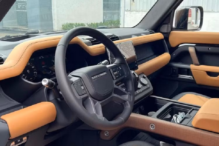 Ngoài những khác biệt trên, chiếc SUV việt dã Land Rover Defender X Black Edition biển ngũ quý 2 vẫn có nhiều tùy chọn chỉ có trên bản cao cấp nhất như hệ thống đèn chiếu sáng ma trận Matrix LED, phần đuôi xe có đèn hậu màu trắng, thay vì màu đỏ như các bản khác và chi tiết cuối cùng là móc kéo, chỉ xuất hiện trên Land Rover Defender X.