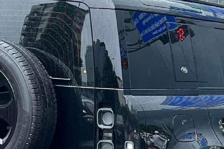 Khách hàng Việt khi mua xe SUV Land Rover Defender thế hệ mới có hai lựa chọn động cơ là P300 và P400 MHEV. Trong đó, động cơ P300 4 xi-lanh dùng tăng áp cuộn đôi, dung tích 2.0 lít, sản sinh công suất tối đa 300 mã lực, cho phép xe tăng tốc từ 0-100 km/h trong thời gian 8,1 giây.