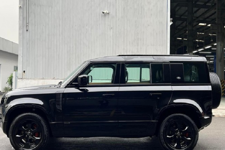 Nhiều người ghen tỵ với chủ xe vì đã giàu lại còn hên khi bấm được biển số ngũ quý 2 cho Land Rover Defender X Black Edition này. Phải nói chủ nhân vừa có gu chơi xe khi chọn bản lạ Land Rover Defender X Black Edition trải nghiệm cũng như việc may mắn sở hữu biển "VIP" 51K-222.22 khiến không ít người mê biển thèm muốn.