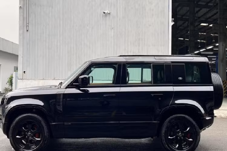 Nhiều người ghen tỵ với chủ xe vì đã giàu lại còn hên khi bấm được biển số ngũ quý 2 cho Land Rover Defender X Black Edition này. Phải nói chủ nhân vừa có gu chơi xe khi chọn bản lạ Land Rover Defender X Black Edition trải nghiệm cũng như việc may mắn sở hữu biển "VIP" 51K-222.22 khiến không ít người mê biển thèm muốn.