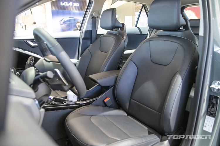 Tiếp đến là hệ thống đèn viền nội thất 74 màu, hệ thống điều hòa đi kèm màn hình riêng, núm xoay chuyển số, sạc điện thoại thông minh không dây, màn hình hiển thị thông tin kính lái HUD 10 inch, tính năng ra lệnh bằng giọng nói, camera hành trình tích hợp sẵn trên xe, tính năng khởi động máy từ xa và hệ thống lọc không khí.