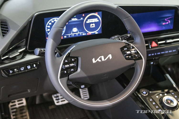 Thêm vào đó là ghế trước có thể ngả ra sau chỉ bằng cách bấm nút. Lưng ghế trước được tạo hình thành móc treo áo khoác, tích hợp cổng USB Type C và ngăn đựng đồ. Trong khi đó, ghế sau của xe tính năng sưởi.