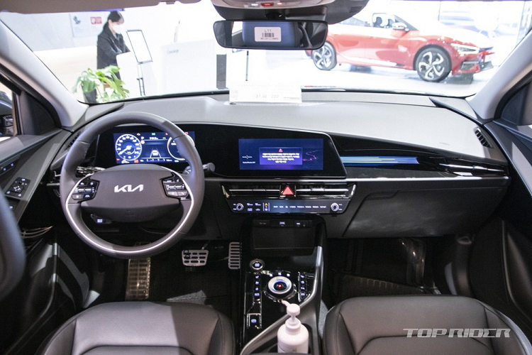 Ngoài ra, thể tích khoang hành lý của xe đã tăng 15 lít lên 451 lít nếu ghế sau không gập xuống. Có được điều đó là nhờ cụm pin 12V của xe đã được tích hợp bên dưới hàng ghế sau.