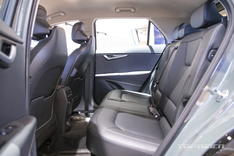 Bên trong Kia Niro 2022 là không gian nội thất 5 chỗ ngồi với nhiều trang bị hiện đại. Điểm nhấn đáng chú ý nhất chính là màn hình cong nằm độc lập trên mặt táp-lô, kết hợp giữa bảng đồng hồ kỹ thuật số và màn hình thông tin giải trí đều có kích thước 10,25 inch.