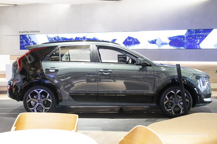 Tại thị trường Hàn Quốc, Kia Niro 2022 có tổng cộng 3 bản trang bị, bao gồm Trendy, Prestige và Signature. Tuy đắt nhất nhưng bản Signature lại ăn khách hơn cả khi chiếm 45,1% trong tổng số lượng đơn đặt hàng kể trên. Tương tự thế hệ cũ, Niro 2022 cũng là xe "3 trong 1". Nguyên nhân là do xe có 3 phiên bản, bao gồm thuần điện, hybrid và plug-in hybrid. Trong đó, Kia Niro Hybrid 2022 được bán ra thị trường Hàn Quốc sớm nhất.