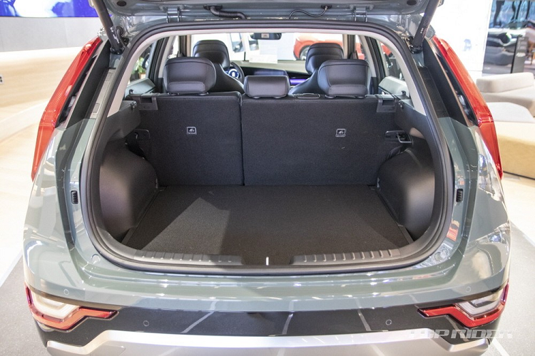 "Trái tim" của Kia Niro Hybrid 2022 là hệ truyền động bao gồm máy xăng 4 xi-lanh, tăng áp, dung tích 1.6L, mô-tơ điện 32 kW (44 mã lực), hộp số tự động ly hợp kép 6 cấp và cụm pin 1,56 kWh. Hệ truyền động này tạo ra công suất tổng cộng 139 mã lực và mô-men xoắn cực đại 265 Nm như cũ.