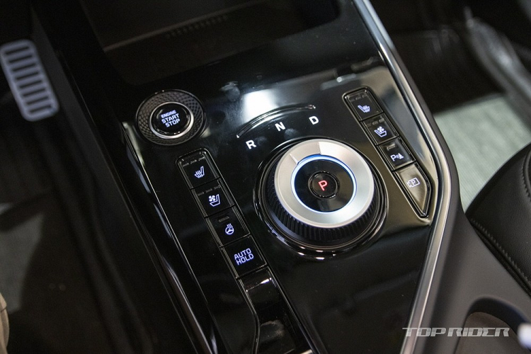 Được áp dụng ngôn ngữ thiết kế Opposites United tương tự EV6 và Carens mới, Kia Niro 2022 gần như lột xác theo phong cách táo bạo hơn. Bên cạnh đó, xe còn có màu sơn ngoại thất mới là xanh lá Cityscape Green.