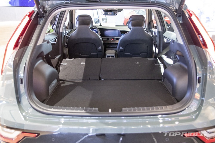 Theo hãng Kia, Niro Hybrid thế hệ mới chỉ tiêu thụ lượng xăng trung bình 20,8 km/lít (khoảng 4,8 lít/100 km) nếu dùng vành 16 inch. Con số tương ứng nếu xe dùng vành 18 inch là 19,1 km/lít (khoảng 5,2 lít/100 km).