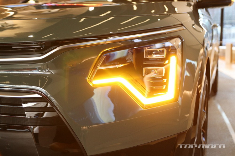 Không chỉ tiết kiệm xăng hơn, Kia Niro 2022 còn sở hữu kích thước lớn hơn thế hệ cũ. Theo đó, xe có chiều dài 4.420 mm (tăng 65 mm), chiều rộng 1.825 mm (tăng 20 mm), chiều cao 1.545 mm (tăng 10 mm) và chiều dài cơ sở 2.720 mm (tăng 20 mm).