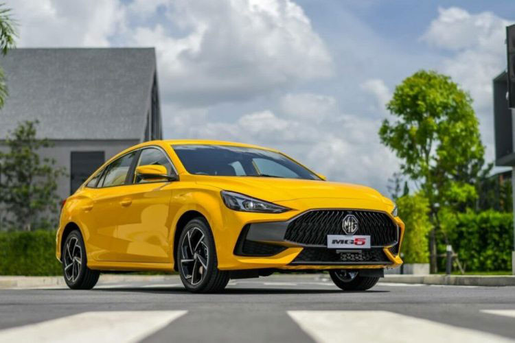 Hiện thời điểm trình làng và giá xe MG5 Scorpion 2022 vẫn chưa được công bố. Trong khi đó, MG5 bản thường có giá dao động từ 67.900 - 104.900 Nhân dân tệ (khoảng 238 - 367 triệu đồng) tại thị trường Trung Quốc. Cách đây vài ngày, MG5 2022 cũng đã chính thức ra mắt thị trường Việt Nam dưới dạng xe nhập khẩu nguyên chiếc từ Thái Lan với giá bán cao nhất dự kiến 585 triệu đồng.